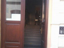 Hlavní vchod se schody do 1. patra